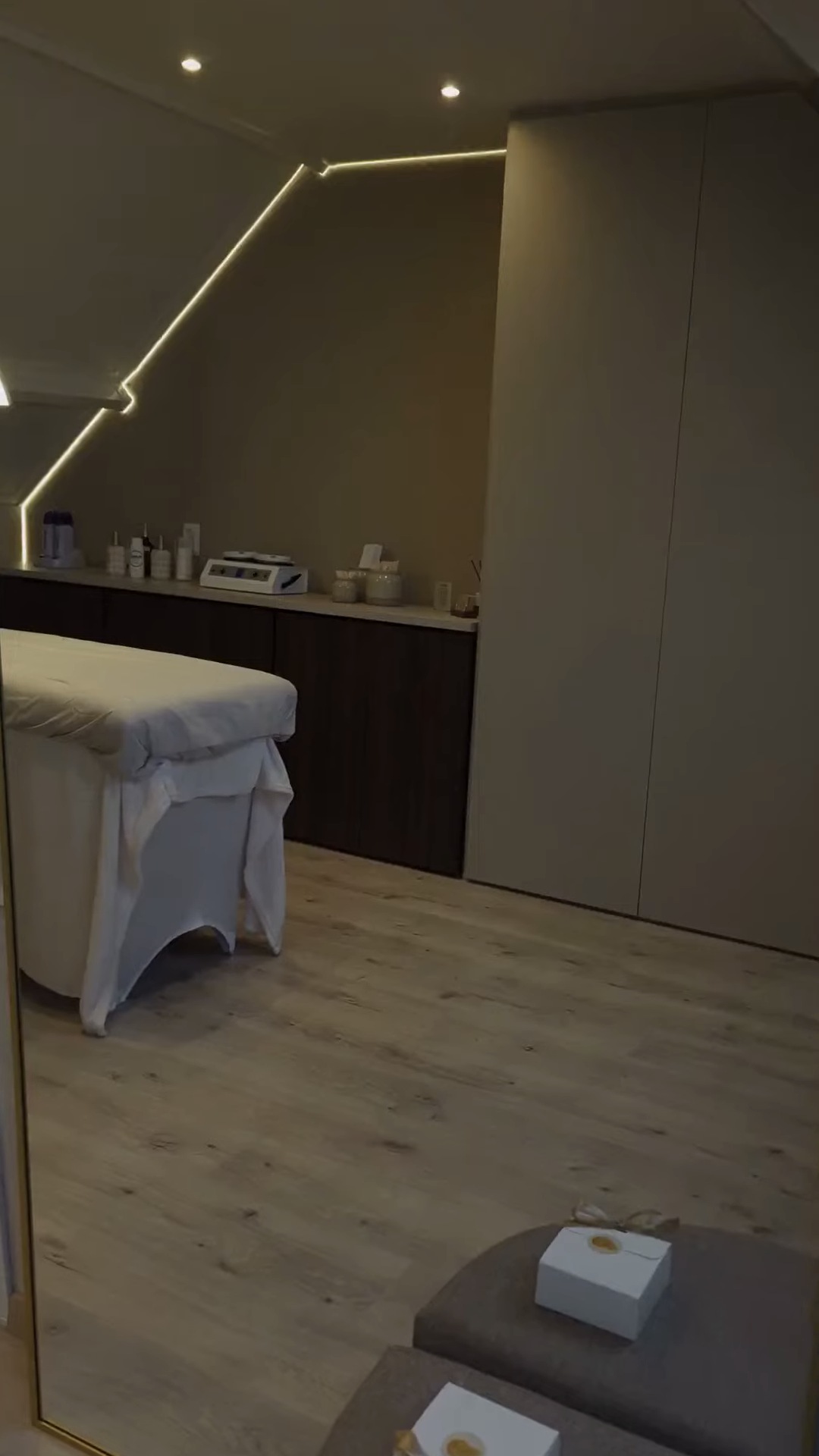 De behandelkamer met behandeltafel, kasten en houten vloer